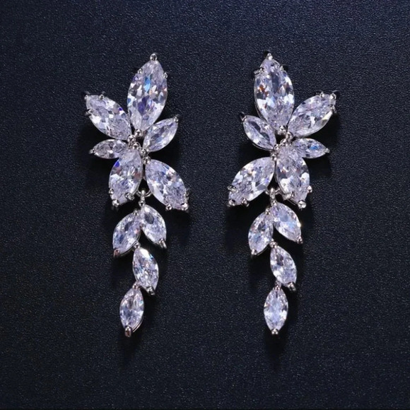 NEW 18k White Gold Diamond Leaf Petal Drop Statement Earrings - Picture 1 of 6